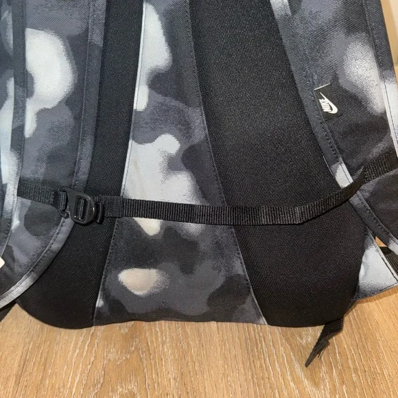 UNISEX Nike,Black and White Men, boys and girls Backpack with detachable strap - Picture 7 of 7